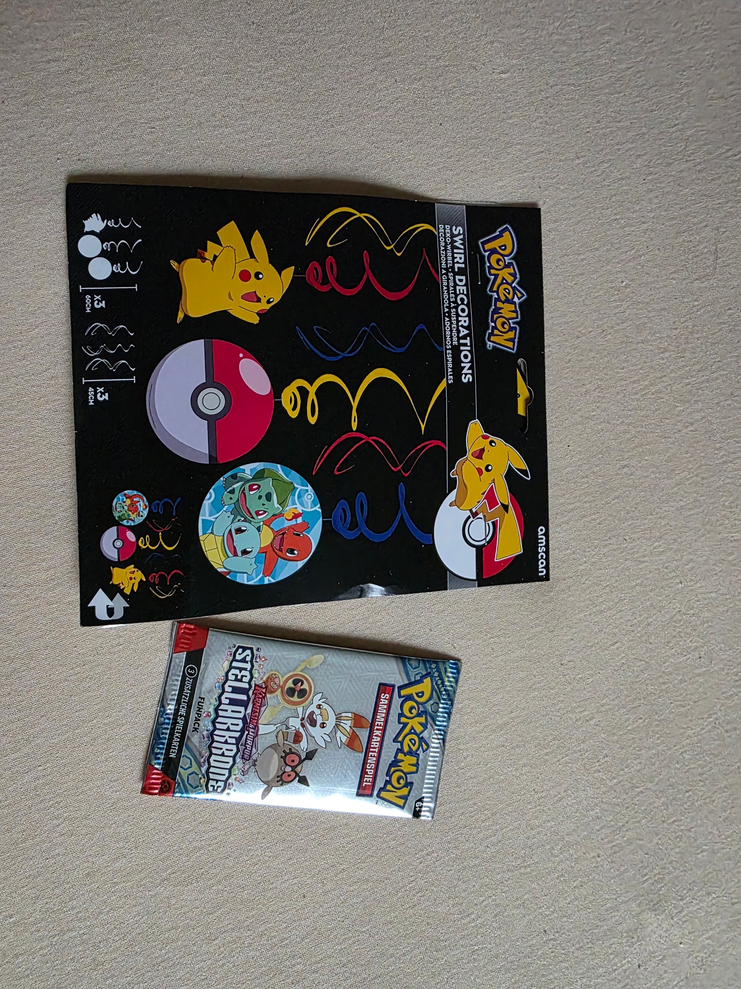 Pokemon Set 1 Kartenpack und Deko Wirbel