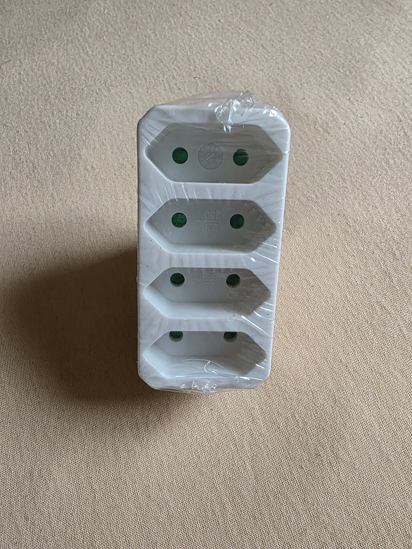 Steckdosenadapter 4-Fach Eurosteckdose mit erhöhtem Berührungsschutz weiß