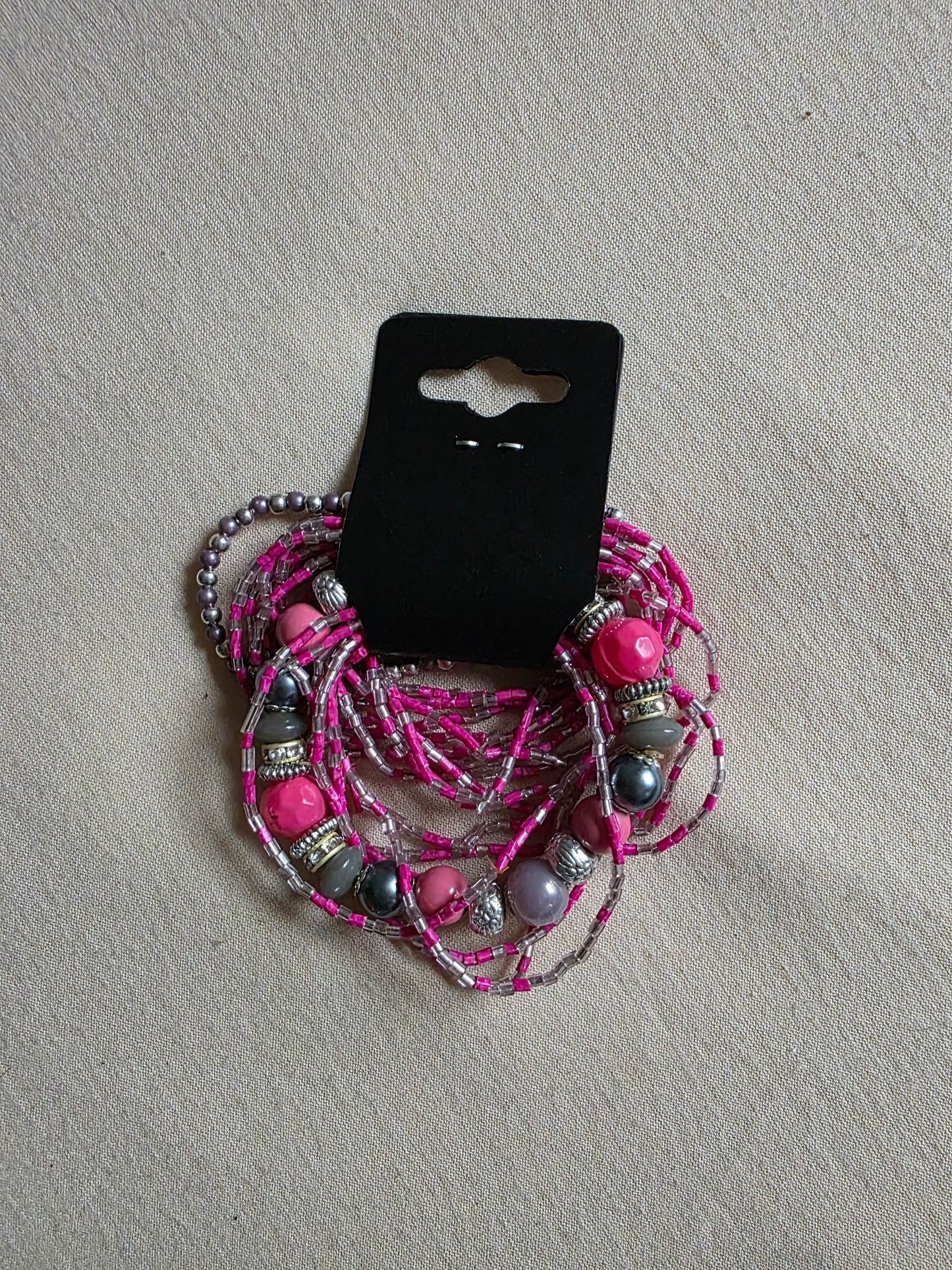 Mehrreihiges Armband mit Perlen und Strasssteinen