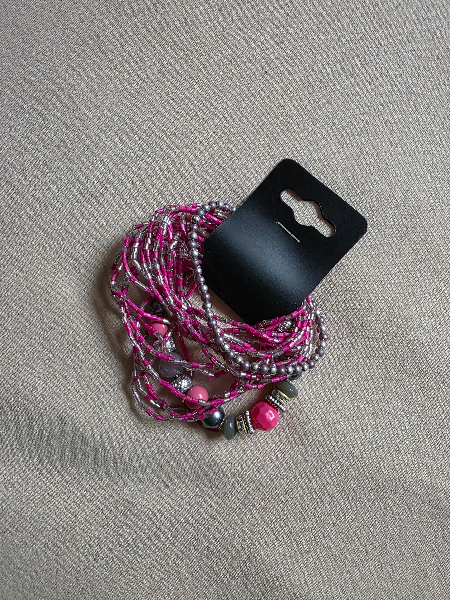 Mehrreihiges Armband mit Perlen und Strasssteinen