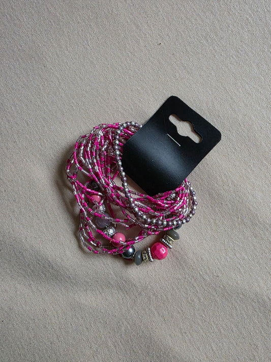 Mehrreihiges Armband mit Perlen und Strasssteinen